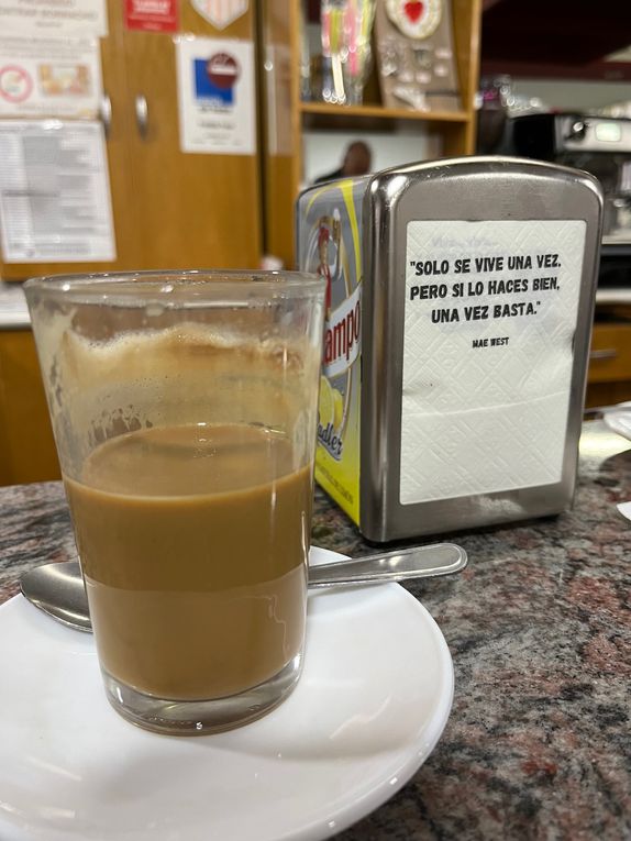 Fermer soigneusement, déposer les clés dans la boîte aux lettres de la police et prendre un bon petit dejeuner au bar Plaza et c’est parti.