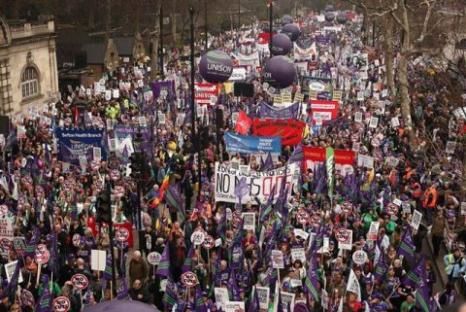 Manifestation massive contre les coupes budgétaires à Londres