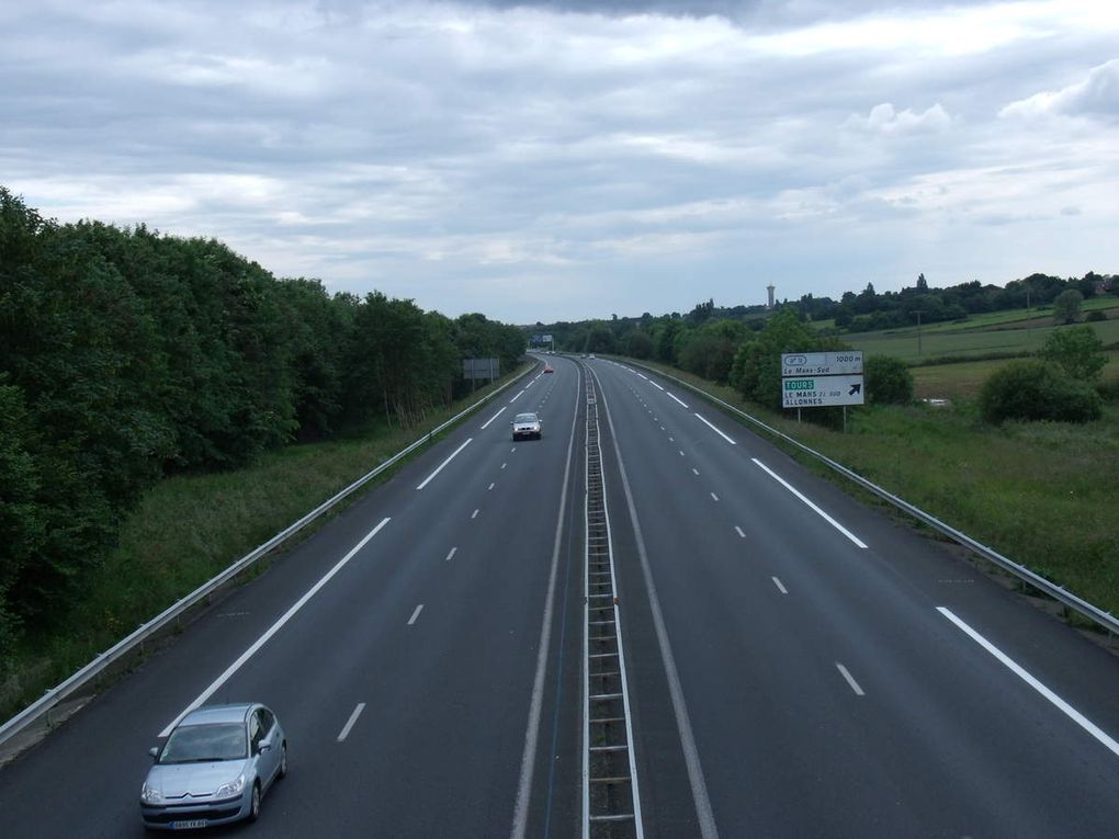 Passage au-dessus de l'autoroute A11, l'Océane. Cette autoroute permet de relier Paris à Nantes sur 343 km. Avec le panneau annonçant la sortie Le Mans Sud qui n'est autre que la sortie sur Etival. Visiblement tous n'avancent pas à la même vitesse, n'est-ce pas Mr l'Escargot ?