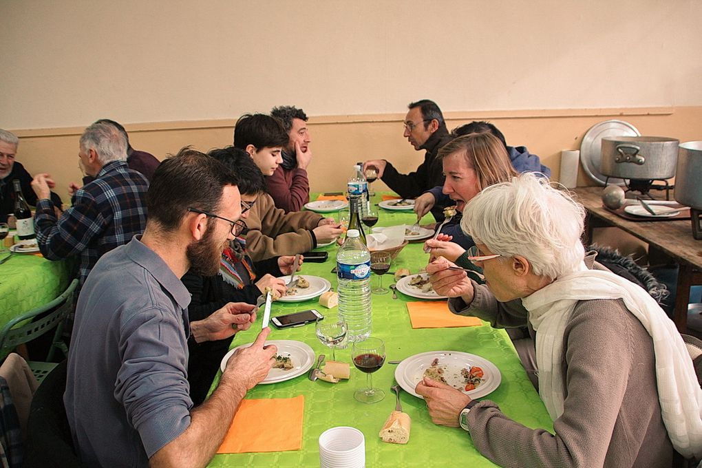 Le repas dans une salle presque trop petite, où des parents se sont joints aux anciens.