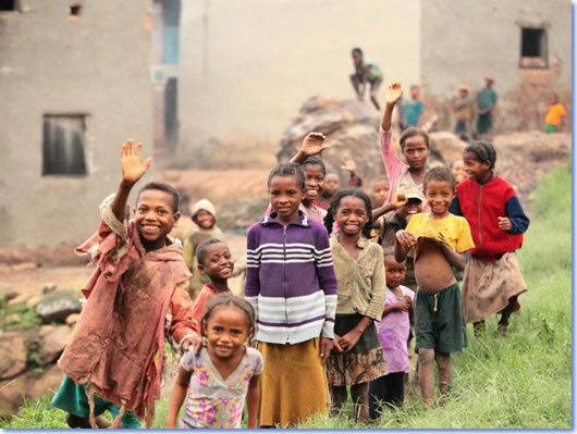 Ambiance école à Madagascar... Je repars bientôt, pas de voyage, mais des rencontres, notamment dans une école de Morondava, reportage, pour le mois de décembre...