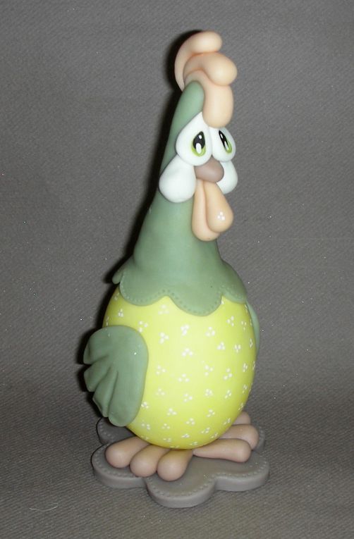 Petite poule en porcelaine froide