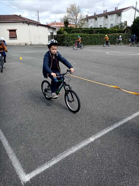 Quelques photos de nos entraînements vélos au stade avant nos exploits sur le bord du canal !