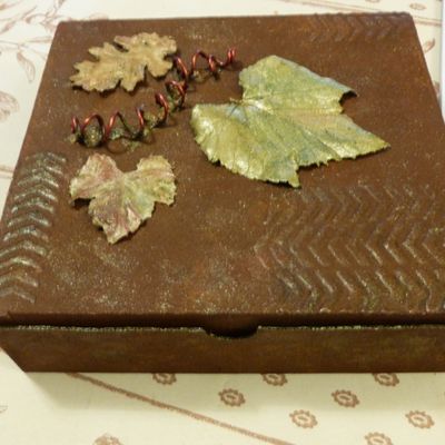 feuilles en Vénézia de Viva sur boite habillée au rusty