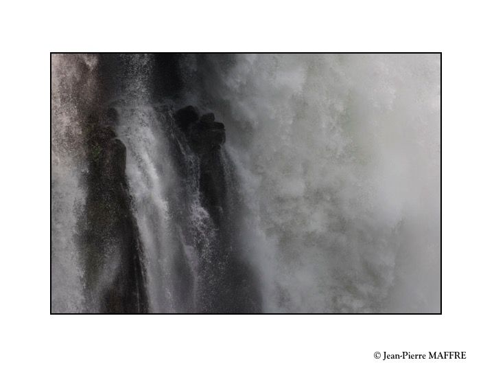 Merveilles naturelles de l'UNESCO, les chutes Victoria se trouvent entre le Zimbabwe et la Zambie. Elles se jettent en formant des cataractes sur environ 1700 mètres de largeur et 108 mètres de hauteur.