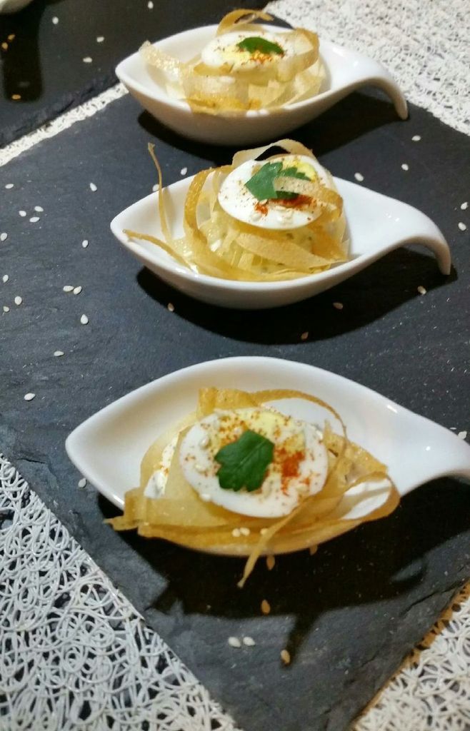 oeufs de caille sur nids de brick