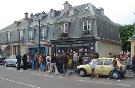 La foule en délire devant le Cabinet Mansart