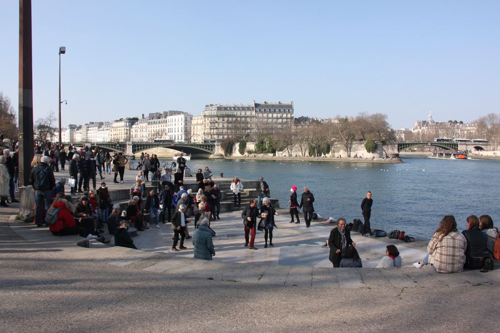 Bords de Seine, péniches habitées et danseurs de tango, salsa ou rock dans le jardin Tino Rossi