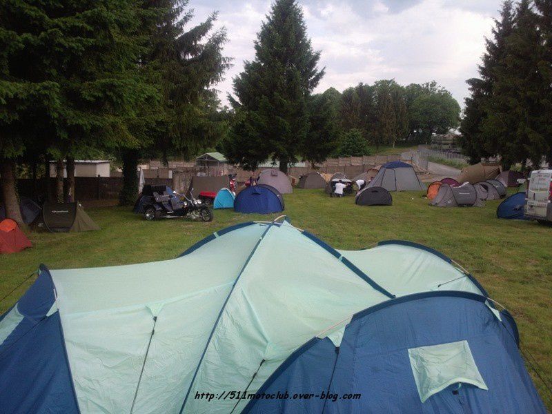 Départ le vendredi midi direction Guéret, avec sacs et tentes sur les 3 motos. Arrivée le soir pour l'apéro chez Honda, puis ouverture de la buvette, concert de rock et repas. Couché sous la tente, réveil le lendemain pour un départ en balade