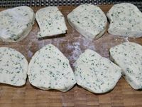 3 - Modeler la pâte en boudin en farinant le plan de travail, et la diviser en 8 parts égales. En faire des boules et les aplatir en conservant une certaine épaisseur (la galette ne doit pas être trop fine). Faire cuire au grill pendant 2 à 3 mn sur chaque face pour qu'elle soit bien dorée. 