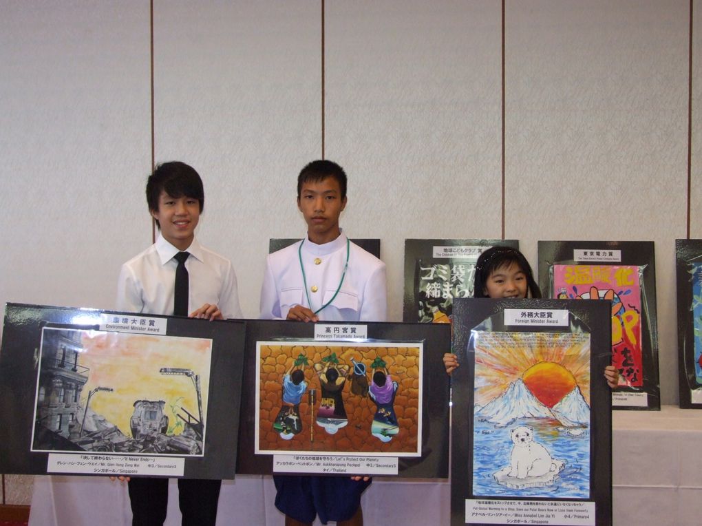 Un artiste hors du temps, généreux, faisant partager son art aux enfants. découvrez des enfants artistes de 7 à 15 ans, hors du commun. Une grande exposition au CHINEUR à PATTAYA  en THAÏLANDE commence le 1er Octobre 2010.