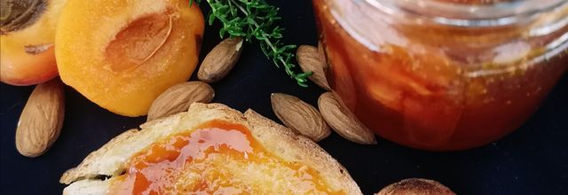 Confiture d'abricots au thym, vanille et amandes