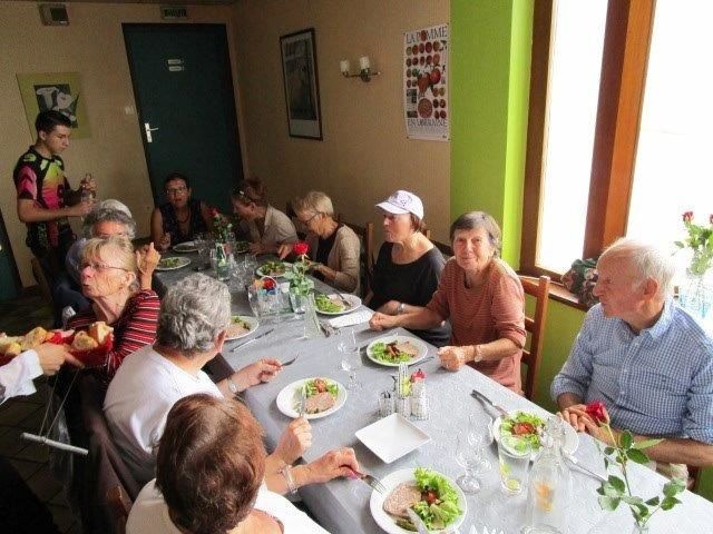 Petite promenade apéritive, puis repas partagé au restaurant de Saint Maurice