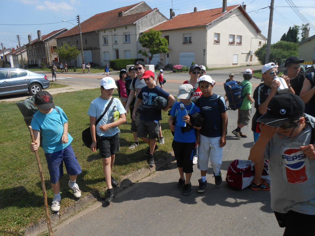 Les Trappeurs sont partis en Bivouac histoire de prendre l'aire!
Petite marche, grand jeu dans la forêt, saucisses grillées sur feu d'camps, veillé, tout le monde au lit!
P'tit dej Sauvage, et on est partis!!