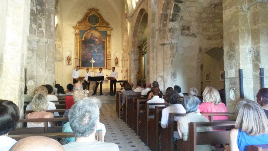 Dans l'ordre, nos gentils organisateurs, Olivier et Antoine.l'atelier gospel, cours de chant gospel collectif place de la mairie ;  Annie Bucchini, reprise des standards de jazz, place de l'horloge ; le Quatuor Vilain à l'église ou Denise du CIQ a brillamment présenté notre patrimoine communal ; Benjamine Girolami, coach vocal et chanteuse, place du Bari, a présenté les élèves de son école de Cabriès, "le chalet de la voix" ; Jonathan Soucasse, dans la cour du château, piano solo et musique improvisée nous a offert une composition basée sur le jaune, un chat, l'eau et chanter.....   mots choisis par le public  ! Enfin l'orchestre Arc en Ciel pour un bal toutes danses place des Marronniers.