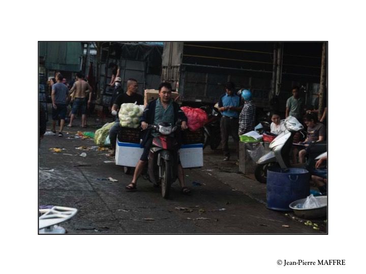 La ville de Hanoï regorge de marchés. Souvent difficile à repérer, ils sont parfois imposants et célèbres mais aussi cachés au fond de ruelles.