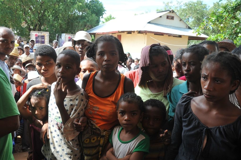 Les membres de l'Association FITIA, fondée et présidée par Mialy Rajoelina, au secours des sinistrés du cyclone Haruna à Sakaraha. Photos: Harilala Randrianarison