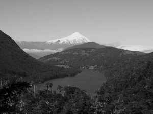 Vue sur le Villarrica depuis le sentier de los lagos