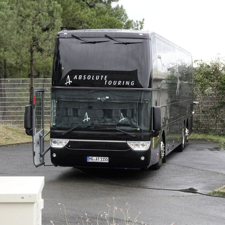 TOUR BUS + MERCHANDISING + SEANCE PHOTO AVEC GRANDMA'S ASHES