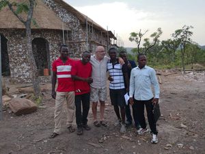 Après la remise des attestations, retour sur le chantier pour quelques photos souvenir avec les formateurs.