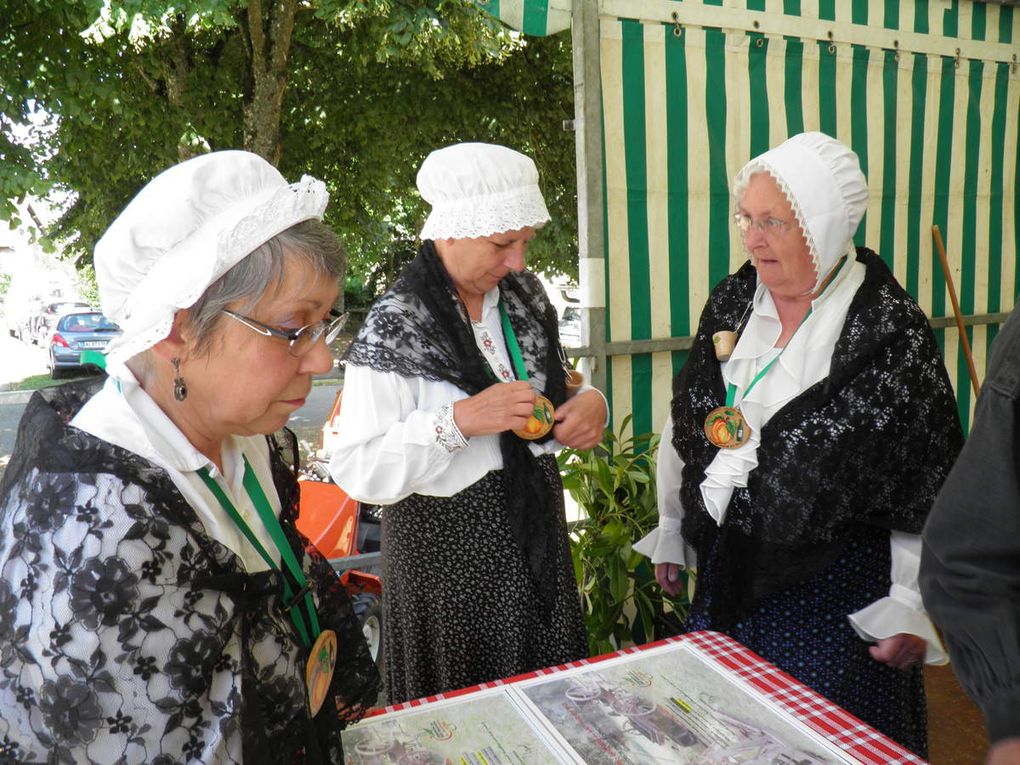 La mise en place pour la remise des prix. Michèle Abreuveux, correspondante de l'Orne Hebdo et Lucie Royer, correspondante du Courrier de la Mayenne sont présentes, ce dont nous les remercions.
