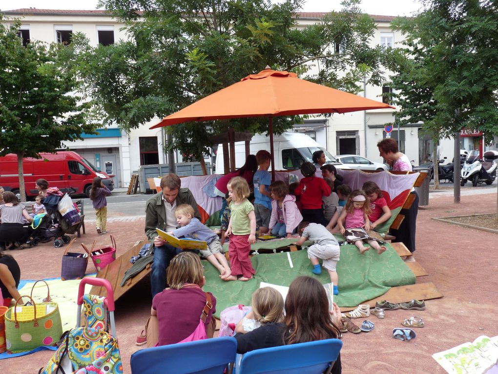 la "Charrette à Histoires" s'est promenée à la rencontre des enfants dans différents arrondissements de Lyon mais aussi à l'extérieur de la ville avec toujours plus d'albums à son bord.