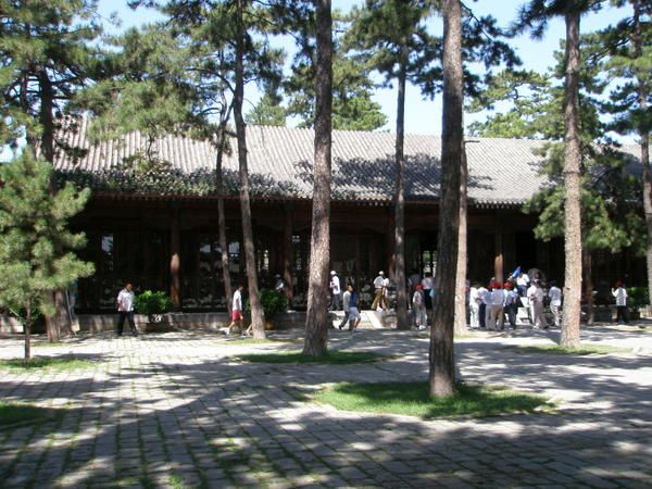 La première partie des photos montrent le magnifique parc impérial de Chengde avec son ancien palais d'été. La seconde partie des photos est consacrée aux temples lamaïques, situés tout près du parc, en fait. Ils sont immenses, je n'ai donc p