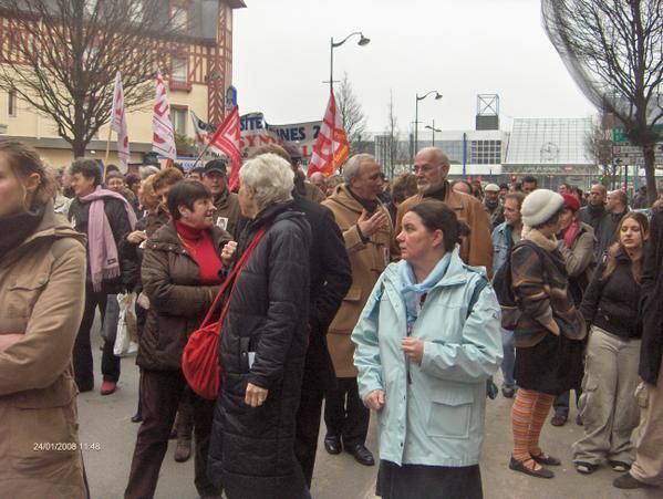 Manifestation des Fonctionnaires du 24 janvier 2008, cette mobilisation ne concernait pas que les salaires, l'essentiel des revendications portaient sur la défense du service public. A Rennes 8000 manifestants d'après Ouest France, ce n'était pas 