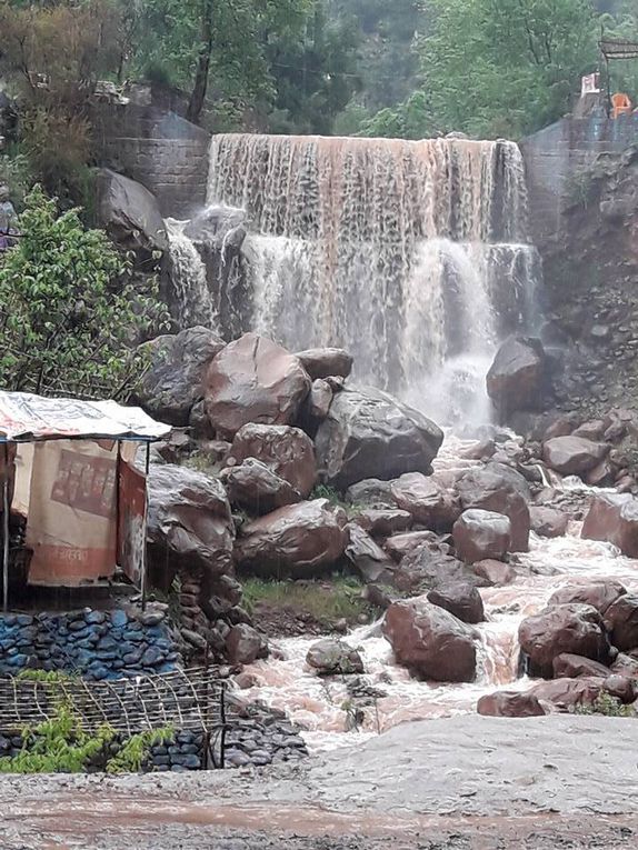 La vallée de l'Ourika sous une pluie abondante, dommage ça devait être beau avec du soleil ! Les 3 dernières photos, c'est ce qu'on aurait du voir si il n'avait pas plus.