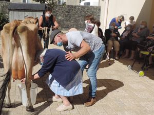 Janine, 98 ans, et Louisa, 11 ans lors de l'épisode de la traite (Photo : D. Olivier-Lamesle)