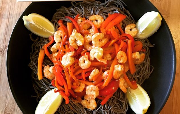 Wok de nouilles soba, crevettes sauce Teriyaki