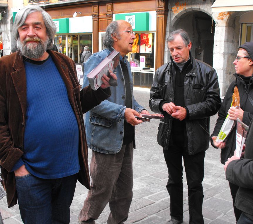 les militants du Front de Gauche place St Léger à Chambery