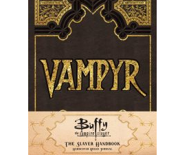 L’éditeur américain Insight Edition vient de dévoiler le premier visuel d’une série de carnets de notes inspirés par l’univers de notre série préférée. Le carnet de note Vampyr est composé de 192 pages de qualités et proposera, en plus de pages vierges, des parties illustrées par Scott Buoncristiano. Date de sortie : 8 août 2017. Créé par une potentielle et abandonné après la bataille à Sunnydale, ce journal inclus des textes empruntés au manuel des Tueuses et est accompagné d’illustrations, d’annotations et de notes laissées par Buffy, Giles, Alex et Willow. 