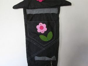 REF/ VP2Vide-poche murale fait en jean noir,  . Cadeau idéal pour une jeune fille romantique  Mesure: 77 cm de haut et 40 cm Au plus grande.  Lavage délicat à la main.