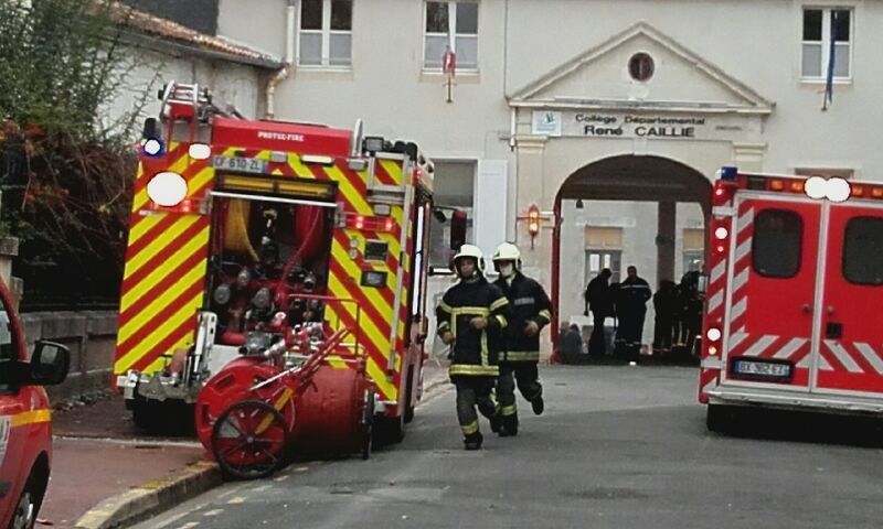 Après un exerciec en journée au collège René Caillié de Saintes. On peut les revoir, moins nombreux, en assistance, rue St Michel dans la nuit.