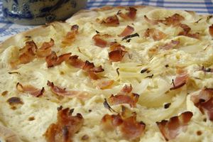  Tarte flambée en Alsacien: Flammekueche 