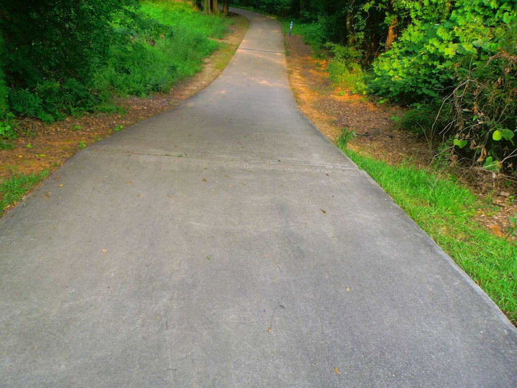 Le sentier n'offre pas de difficulté majeure excepté un petit raidillon qui, suivant les jours, m'oblige à mettre pied à terre. Il enjambe la rivière Oconee et offre un petit espace de repos.