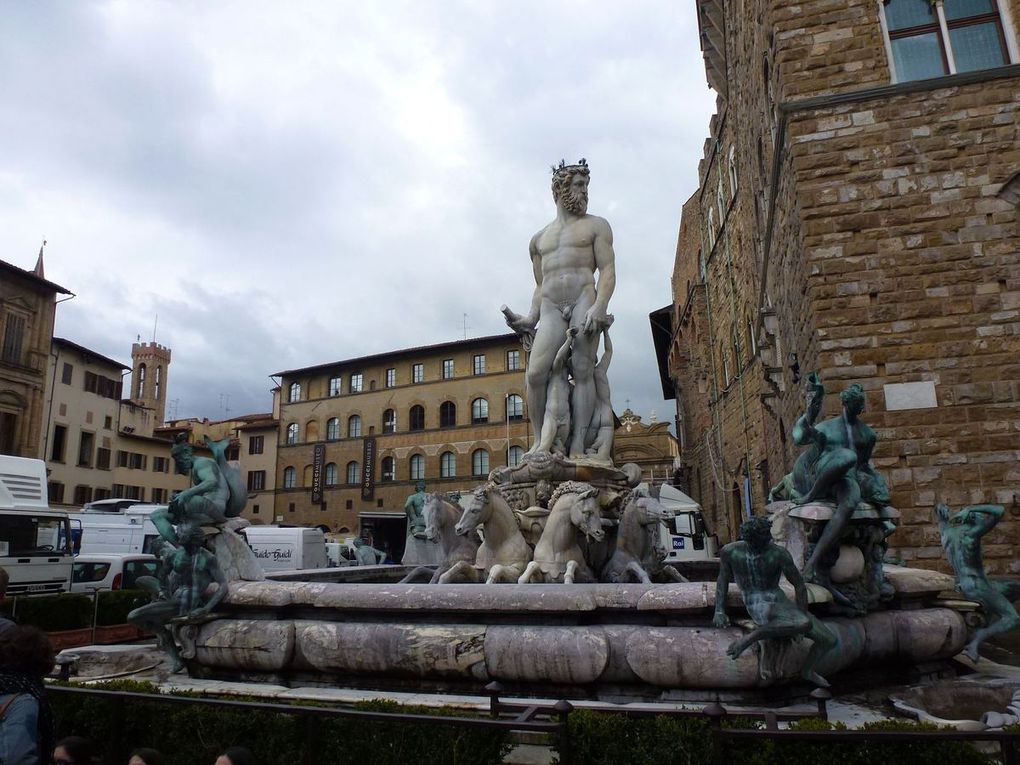 La basilique avec son dôme et son campagnile ; le palazzo vecchio avec sa tour décentrée ; la fontaine de Neptune ; le ponte vecchio le long duquel s'aligne les arrière-boutiques des bijoutiers et joaillers