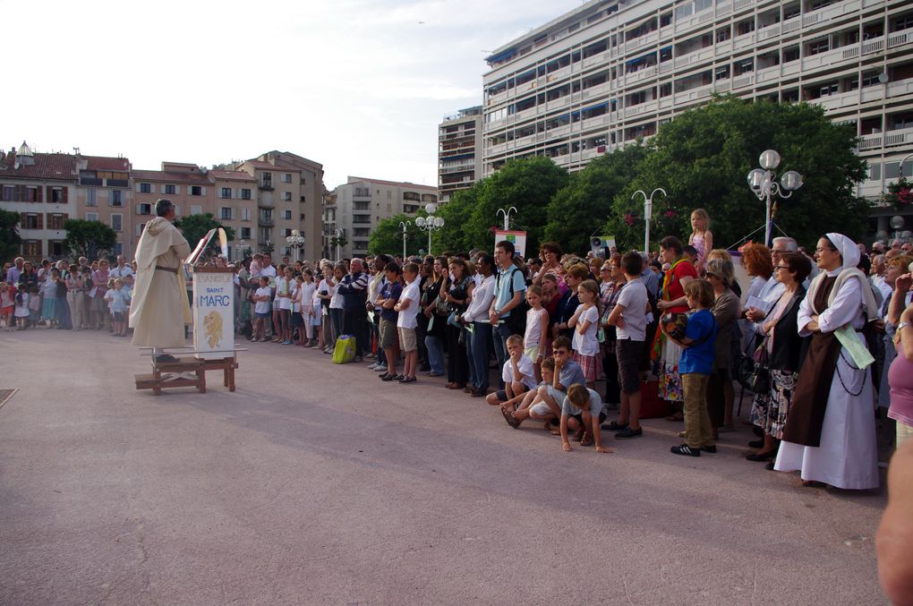 Grande procession en présence de Mgr Rey et Mgr Fisichella dans les rues du Centre ville