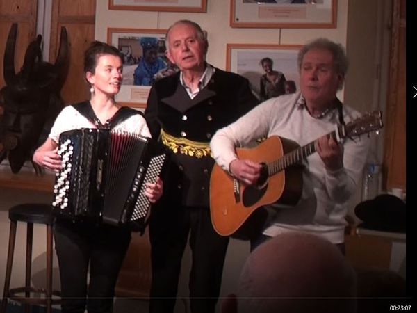 Une ambiance recueillie, parfois aussi plaisante voire rigolote, et par ci par là des belles chansons de Laura, le voyage chanté par Jacques en suivant la Loire... on a bien sûr franchi plus d'une frontière (Irlande, Provence, Afrique et évoqué "les frontières opulentes cernées de barbelés" où se heurtent les migrants. Grand merci à l'équipe de la médiathèque, et à la Gacilly qui a accepté d'accueillir mes photos après le festival photo tellement plus remarquable de l'été dans les rues de ce village hors normes !