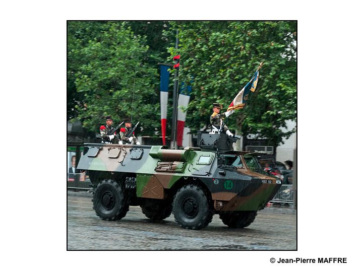 Un aperçu de l’Armée Française avec, entre autres, la Patrouille de France, la Marine, l’Armée de terre, la Légion Etrangère comme si vous y étiez. Paris, les 14 juillet 2010.