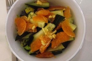 Salade fraîcheur au concombre, suprêmes de mandarines et gingembre frais