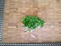 1 - Peler, dégermer l'ail et le hacher en petits morceaux. Tailler également le gingembre frais en fine brunoise. Ciseler le persil plat et la ciboulette. Préparer le Cognac.