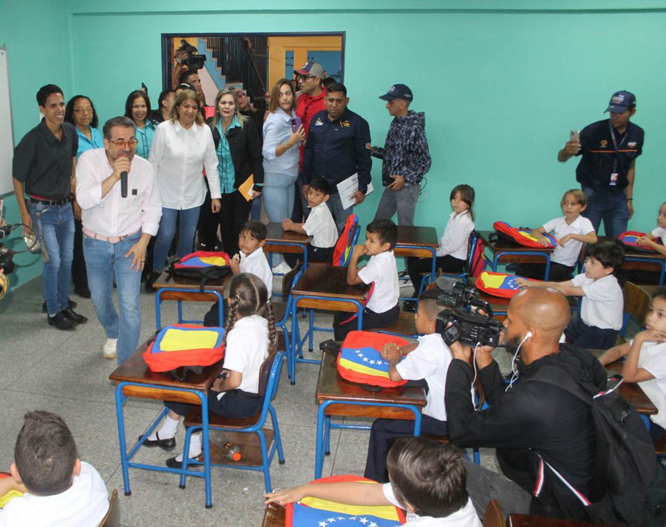 Lacava y ministra Santaella reinauguran U.E. Lisandro Ramírez en la urbanización Trigal Centro de Valencia