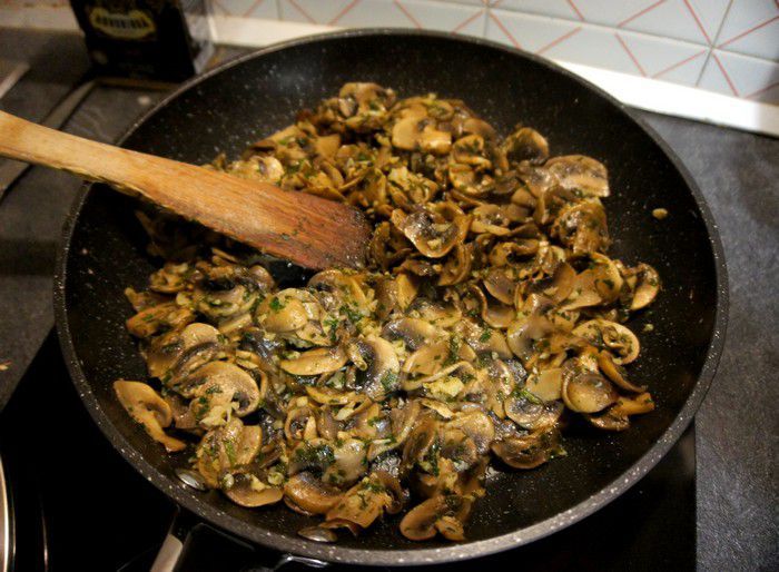 Champignons sautés à l'ail et au persil.