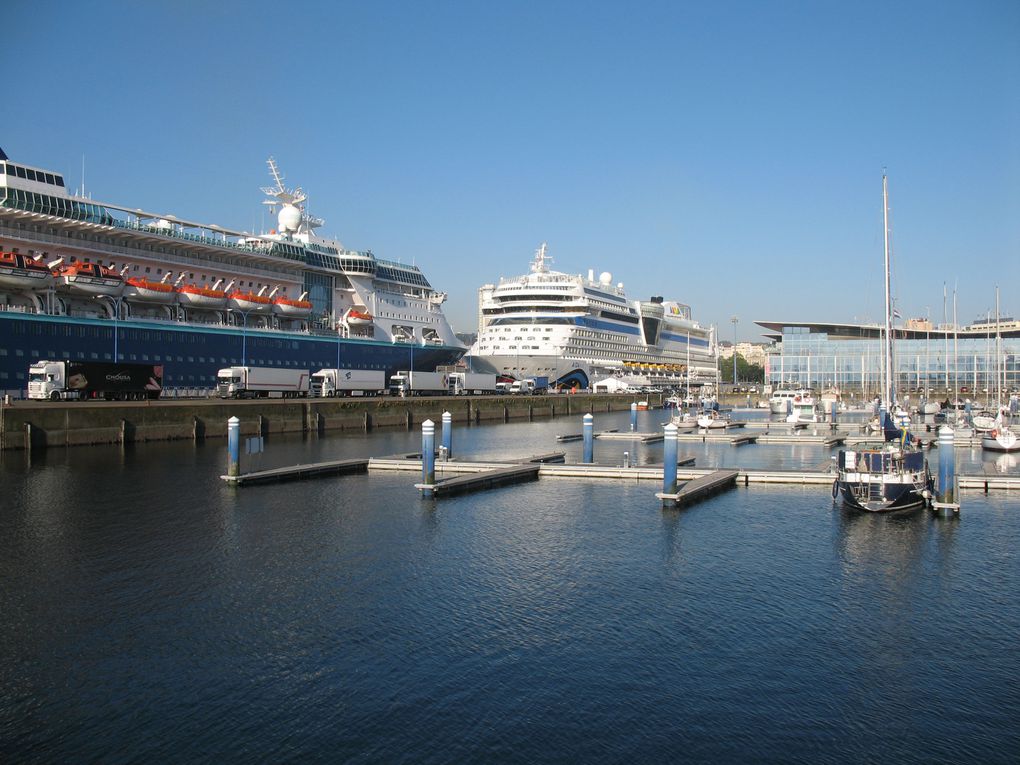 Magnifiques bateaux de croisière dans le port de la Coruña.