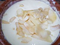 2 - Peler les pommes et détailler en lamelles. Faire revenir quelques minutes dans une poêle avec le beurre en remuant. Rajouter 3 cl de calvados et faire flamber. Incorporer les pommes dans la pâte. Beurrer et fariner un moule à manquer et le remplir de la préparation. Saupoudrer de sucre vanillé et enfourner 30 mn environ th 7 (210°). Sortir du four et laisser tiédir avant de démouler.