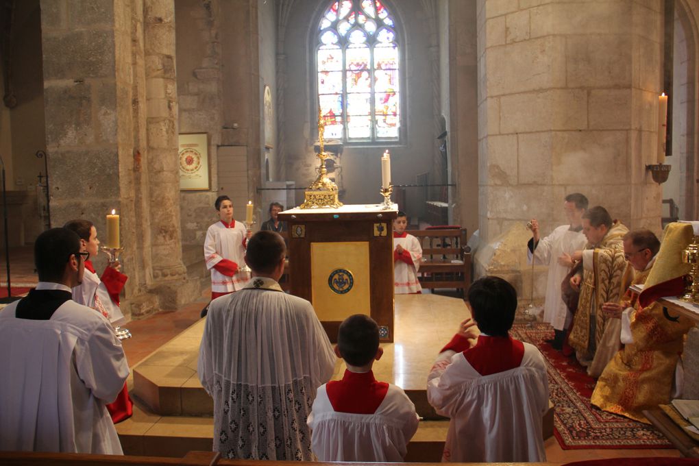 Première messe de M. l'abbé Raphaël RIGAUD, en la Solennité de la Fête Dieu. 3 juin 2013.