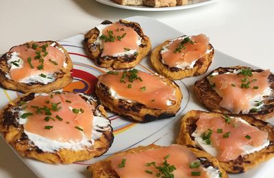 Blinis de patates douces, saumon fumé et fromage frais