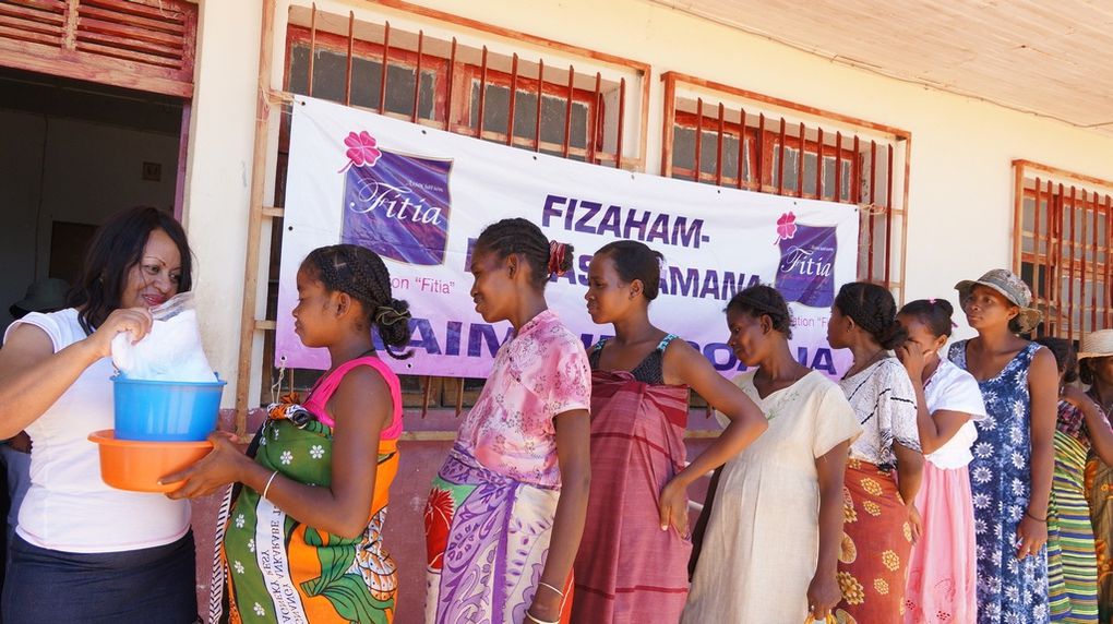 Les membres de l'Association FITIA, fondée et présidée par Mialy Rajoelina, au secours des sinistrés du cyclone Haruna à Sakaraha. Photos: Harilala Randrianarison